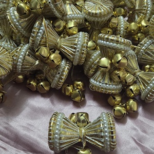Latkans Gota Patti faits à la main avec clochettes dorées et accents de perles, pompons ethniques indiens traditionnels pour tenues de mariée - Product Image 1