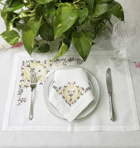 Ensemble de napperons et serviettes de table personnalisés en coton de luxe, brodés, motifs de dessins animés mignons, lavables en machine, fins, réutilisables, avec ourlet festonné, pour la maison, vente en gros - Product Image 3