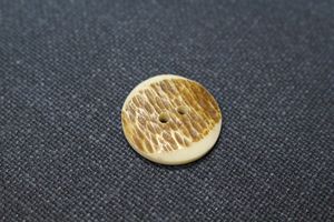 Bouton en os de buffle naturel à 4 trous – Bouton rond écologique fait main en os blanc – Accessoire de vêtement rond à 4 trous - Product Image 3