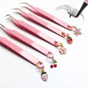 Juego de pinzas para pestañas de acero inoxidable rosa con lindos adornos y puntas de precisión para la aplicación de pestañas - Product Image 1