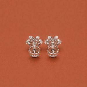 Pendientes Pequeños de Plata de Ley S925 con Diseño de Flor Delicada y Racimo de Diamantes de Corte Redondo para Mujer - Product Image 5