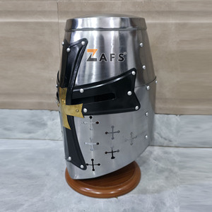 Casco Grande de Cruzado Medieval Hecho a Mano, Armadura de Caballero Templario de Acero Suave con Detalles de Latón para Cosplay, Reenactamiento y Coleccionismo - Product Image 3