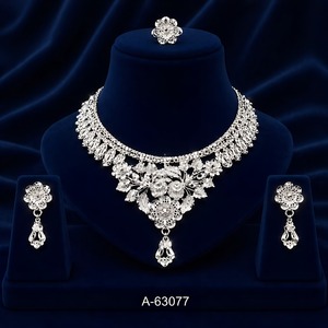 ชุดเครื่องประดับเจ้าสาวหรูหราจาก MOLL JEWELLERS สร้อยคอและต่างหูชุบทองประดับเพชรซิร์คอน ได้รับการรับรอง ทันสมัย โดดเด่น สง่างาม เหมาะสำหรับงานแต่งงานแบบดั้งเดิม รุ่น A-63076 - Product Image 2