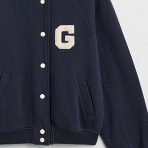 Veste de baseball pour femme en laine et polyester, avec logo personnalisé OEM, broderie graphique de haute qualité, fabriquée par un fabricant. - Product Image 5