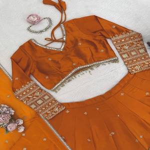 Conjunto de Lehenga de Seda Satinada VASTRA COTTAGE con Adornos de Lentejuelas y Blusa sin Coser con Dupatta de Georgette Sintética - Product Image 5