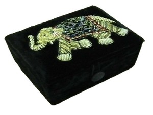Caja de Ahorros de Madera Tallada a Mano, Ecológica, Pulida y Personalizada, con Incrustaciones de Latón de Diseño (10" X 6" X 2.5"), Elegante Almacenamiento de Estilo Indio - Product Image 1