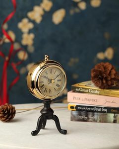 Horloge de bureau traditionnelle en laiton, design circulaire, finition dorée, support à trois pieds, mouvement à quartz silencieux, affichage à aiguilles, fonctionne sur piles - Product Image 4