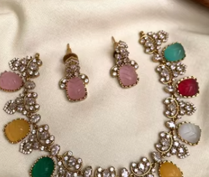 Elegante Juego de Joyería de Collar y Aretes con Baño de Oro y Piedras de Imitación de Primera Calidad para Mujer, Ideal para Fiestas de Compromiso y Bodas - Product Image 2