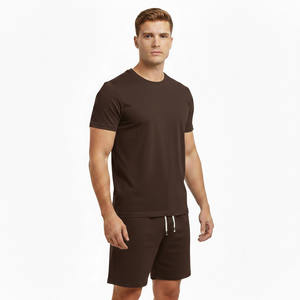 Ensemble de sport deux pièces pour hommes – T-shirt col rond et short légers en polyester/coton imprimés sur mesure – Vente en gros – Coupe ample – Idéal pour l'été - Product Image 3
