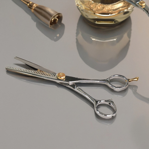 Tijeras de adelgazamiento de peluquero para diestros de 5,75 pulgadas con dientes de 30T, hoja AUS8 de acero inoxidable japonés, punta afilada para adelgazar el cabello - Product Image 1