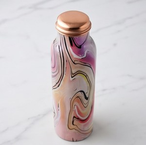 Botella de agua reutilizable con diseño de mármol novedoso y tapa de rosca de cobre para beber directamente, ideal para uso diario y regalos. - Product Image 1