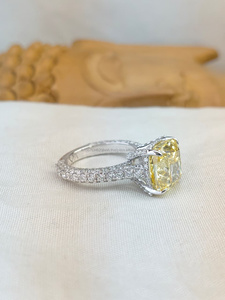 Anillo de compromiso de oro blanco con diamante y cojín amarillo |   Anillo de Novia Moderno y de Lujo |   Regalo de Aniversario de Bodas para Novia o Esposa - Product Image 4