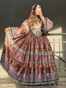 ชุดเดรสแบบดั้งเดิมของชาวคูชีสีชมพูสุดหรูหรา พร้อมเสื้อปักลายอย่างประณีตและกระโปรงบานทรงใหญ่ ตัดเย็บด้วยมืออย่างประณีตสไตล์ชาติพันธุ์ - Product Image 5