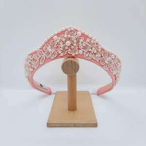 Diadema de Satén Color Durazno con Bordado Floral de Perlas Blancas, Accesorio para el Cabello de Mujer, Corona Nupcial Hecha a Mano, Diadema Tipo Alice Puntiaguda - Product Image 1