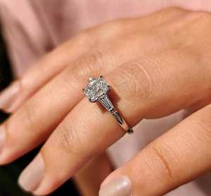 Bague de fiançailles de luxe en diamant taille radiant à trois pierres avec diamants latéraux baguette effilés, design élégant de bijoux fins pour mariée - Product Image 3