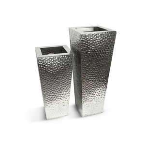 Ensemble de vases carrés modernes en acier inoxydable avec finition martelée pour la décoration intérieure et extérieure des fleurs et plantes vertes - Product Image 1