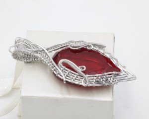 Colgante de Vidrio Rojo con Alambre de Cobre, Hecho a Mano, Talla Única, Joyería Estilo Boho, Colgante de Vidrio Envuelto en Alambre - Product Image 2