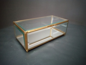 Boîte à bijoux en verre biseauté avec cadre en laiton, base miroir, organisateur de rangement pour bagues, colliers, accessoires, cosmétiques - Product Image 5