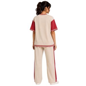 Ensemble décontracté deux pièces beige et rouge pour femme : T-shirt à manches courtes et pantalon large avec rayures contrastées - Product Image 2