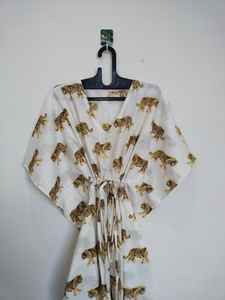 Kaftán indio hecho a mano con estampado de tigre, ligero, de algodón, para la playa, cómodo para usar en el resort. - Product Image 6