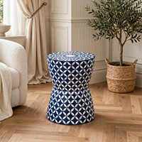Tabouret en céramique artisanal, motif géométrique bleu, table d'appoint ronde, décoration de maison méditerranéenne