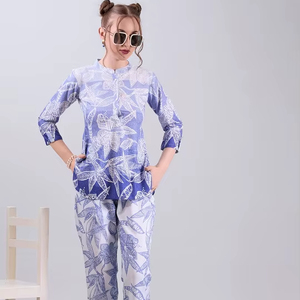 Robe décontractée plissée à la taille avec boutons, imprimée à la main, motif floral, pour femme – Meilleures ventes – Pantalons et jupes pour femme - Product Image 1