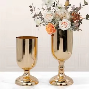 Elegantes Floreros Metálicos Modernos para Decoración Floral de Mesa - Product Image 5