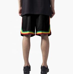 Shorts de sport pour hommes en maille respirante, style streetwear, pour la course et le basketball, avec broderie personnalisée, poches et bordures latérales multicolores, écologiques - Product Image 2