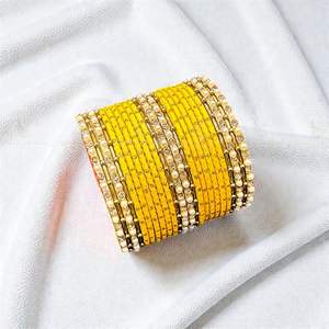 ชุดกำไลข้อมือเจ้าสาวชุบทองคำประณีต พร้อมไข่มุกเทียมคุณภาพพรีเมียมและงานประดับด้วยหินคุณดัน ดีไซน์แบบคังกันแบบดั้งเดิม - Product Image 1