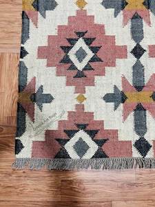 Tapis de salon rectangulaire en laine écologique, tufté géométrique, fait main par Krafterscustom, à poils plats, en latex, facile d'entretien - Product Image 2