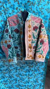 Vente en gros de cardigan en coton brodé de fleurs bohèmes, manches longues, coupe ample avec poches, fait main, lavable, à porter toute l'année - Product Image 1