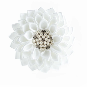 Broche de Flor Blanca Elegante, Pin Floral para Solapa, Accesorio de Lujo para Mujer, Decoración de Moda con Diseño de Pétalos y Centro de Perla - Product Image 2