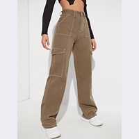 Pantalon cargo streetwear pour femme, coupe jogger, uni, avec logo personnalisé, plusieurs poches et ourlet élastique.