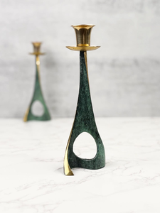 Juego de 2 Portavelas Cónicos Hechos a Mano con Acabado Dorado y Pátina Verde Hierro Vintage, Modernos y Abstractos, para Decoración Navideña del Hogar y Mesa - Product Image 3