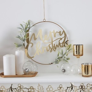 Elegante Corona Navideña de Metal Dorado con Letrero Festivo, Adornos de Visco Escarchado y Detalles Verdes para Decoración de Puerta Principal o Pared - Product Image 3