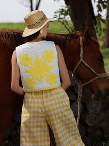 Haut court matelassé hawaïen en coton pour femme, avec applique florale marguerite blanche et jaune, col carré, style Sunshine Wear - Product Image 4