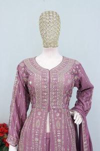 ชุดเดรส Anarkali สีม่วงปักลาย  ชุดส่าหรีแบบดั้งเดิมของอินเดียสำหรับงานแต่งงานและงานเลี้ยงสำหรับผู้หญิง - Product Image 3