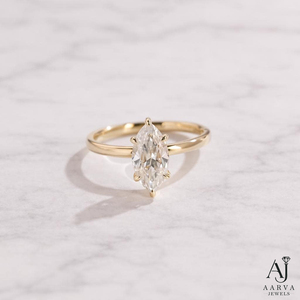 Anillo de Compromiso Solitario de Moissanita con Corte Marquesa Chapado en Oro de 14K y Engaste de Puntas para Mujer - Joyería de Lujo para Boda - Product Image 1