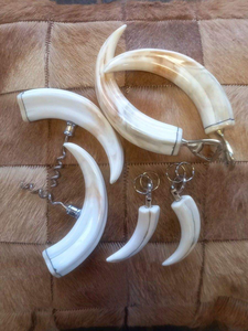 Flacon à poudre à canon en corne de buffle naturelle, style Viking, fait main, motif animal religieux, finition lisse et polie, personnalisable - Product Image 4