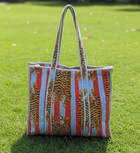 Bolso tote de terciopelo con estampado floral hecho a mano: Bolsos de fiesta acolchados, bolso de mercado - Product Image 2