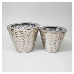 Florero de Aluminio de Lujo con Base Elevada para Decoración de Interiores y Regalos - Product Image 1