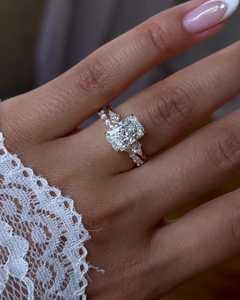 Anillo de compromiso de diamante cultivado en laboratorio con corte radiante de tres piedras, 2.50 quilates, engaste de púas laterales en forma de cometa, banda de boda nupcial moderna, oro de 14K y 18K - Product Image 6