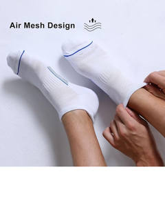 Calcetines tobilleros blancos acolchados para hombre, transpirables, de punto, con un sutil acento azul y patrón de dibujos animados, para uso diario y entrenamientos. - Product Image 2