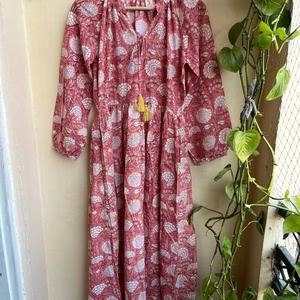 เดรสยาวผ้าฝ้ายพิมพ์ลายดอกไม้ คอวี แขนยาว ดีไซน์หรูหรา ผ้าฝ้ายแท้ 100% สำหรับผู้หญิง - Product Image 1