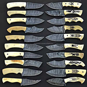 Couteau d'éplucheur en acier damassé OEM de 8 pouces avec magnifique manche en os gravé fait à la main comprenant une feuille de cuir-Ensemble de 20 pièces - Product Image 1