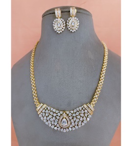 Ensemble collier et boucles d'oreilles plaqué or de qualité supérieure, orné de pierres, pour mariage et occasions festives, collection pour femmes - Product Image 1