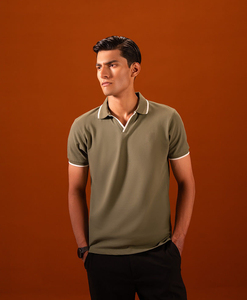 เสื้อโปโลคอวีสีเขียวมะกอกสำหรับผู้ชาย แขนสั้น ทรงปกติ สวมใส่สบาย สีพื้น แต่งขอบผ้าถัก - Product Image 2