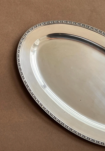 Plateau ovale en métal plaqué argent vintage, gravé sur le rebord, plateau de service pour thé, café, fruits, décoratif - Product Image 2