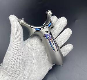Slingshot de qualité supérieure avec motif éclair bleu et poignée confortable, idéal pour les sports de plein air, la pratique de la cible et les loisirs. - Product Image 2