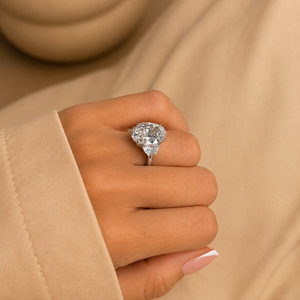 Anillo de Compromiso de Lujo con Tres Diamantes Ovalados de 7 Quilates Cultivados en Laboratorio, Piedras Laterales en Forma de Media Luna, Oro Blanco de 14k, Certificado IGI - Product Image 5